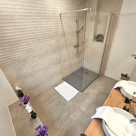 Living Stylish 2br And Free Parking Appartement